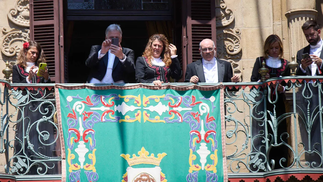 Despedida de la Comparsa de Gigantes y Cabezudos en la plaza del Ayuntamiento de Pamplona en el último día de las fiestas de San Fermín 2025. IÑIGO ALZUGARAY