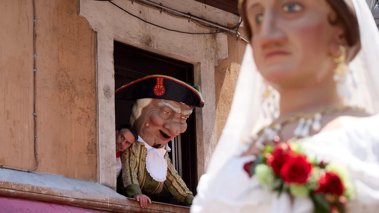 Despedida de la Comparsa de Gigantes y Cabezudos en la plaza del Ayuntamiento de Pamplona en el último día de las fiestas de San Fermín 2025. IÑIGO ALZUGARAY