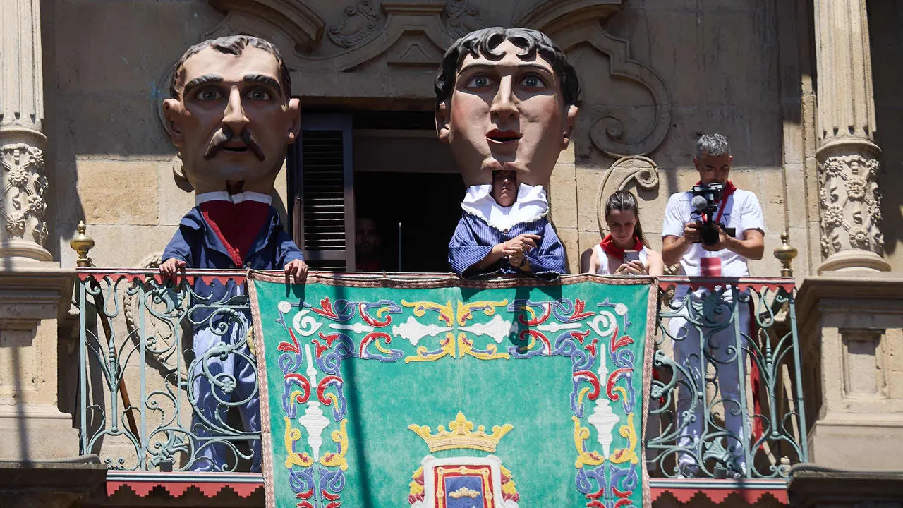 Despedida de la Comparsa de Gigantes y Cabezudos en la plaza del Ayuntamiento de Pamplona en el último día de las fiestas de San Fermín 2025. IÑIGO ALZUGARAY