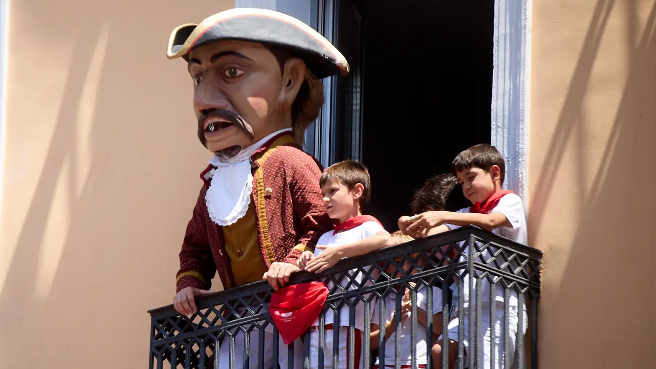 Despedida de la Comparsa de Gigantes y Cabezudos en la plaza del Ayuntamiento de Pamplona en el último día de las fiestas de San Fermín 2025. IÑIGO ALZUGARAY