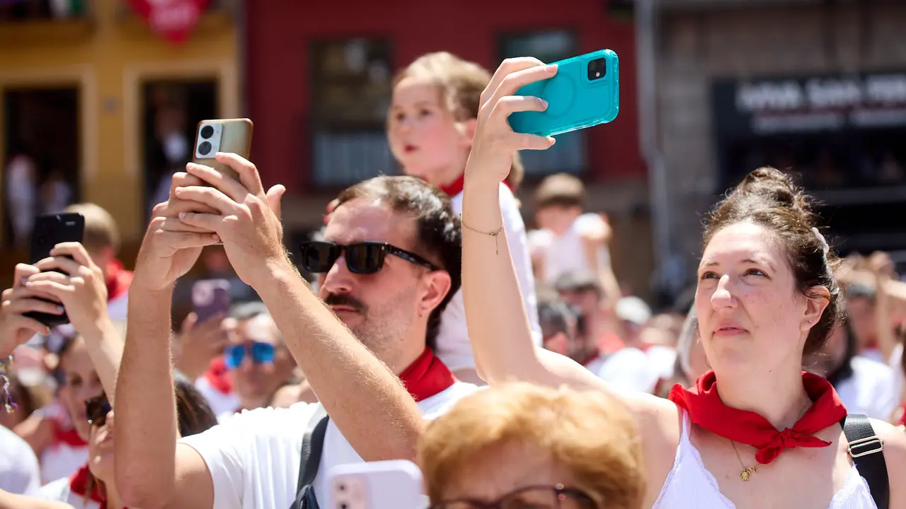 Despedida de la Comparsa de Gigantes y Cabezudos en la plaza del Ayuntamiento de Pamplona en el último día de las fiestas de San Fermín 2025. IÑIGO ALZUGARAY