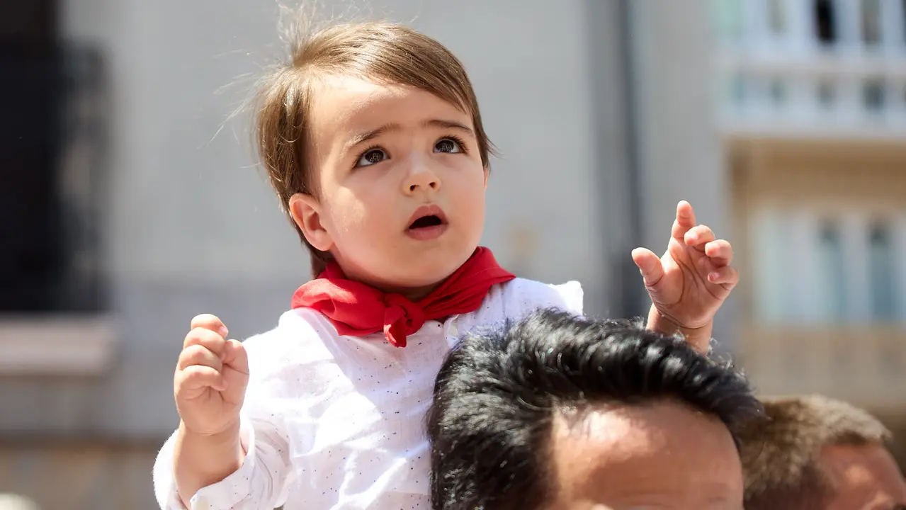 Despedida de la Comparsa de Gigantes y Cabezudos en la plaza del Ayuntamiento de Pamplona en el último día de las fiestas de San Fermín 2025. IÑIGO ALZUGARAY
