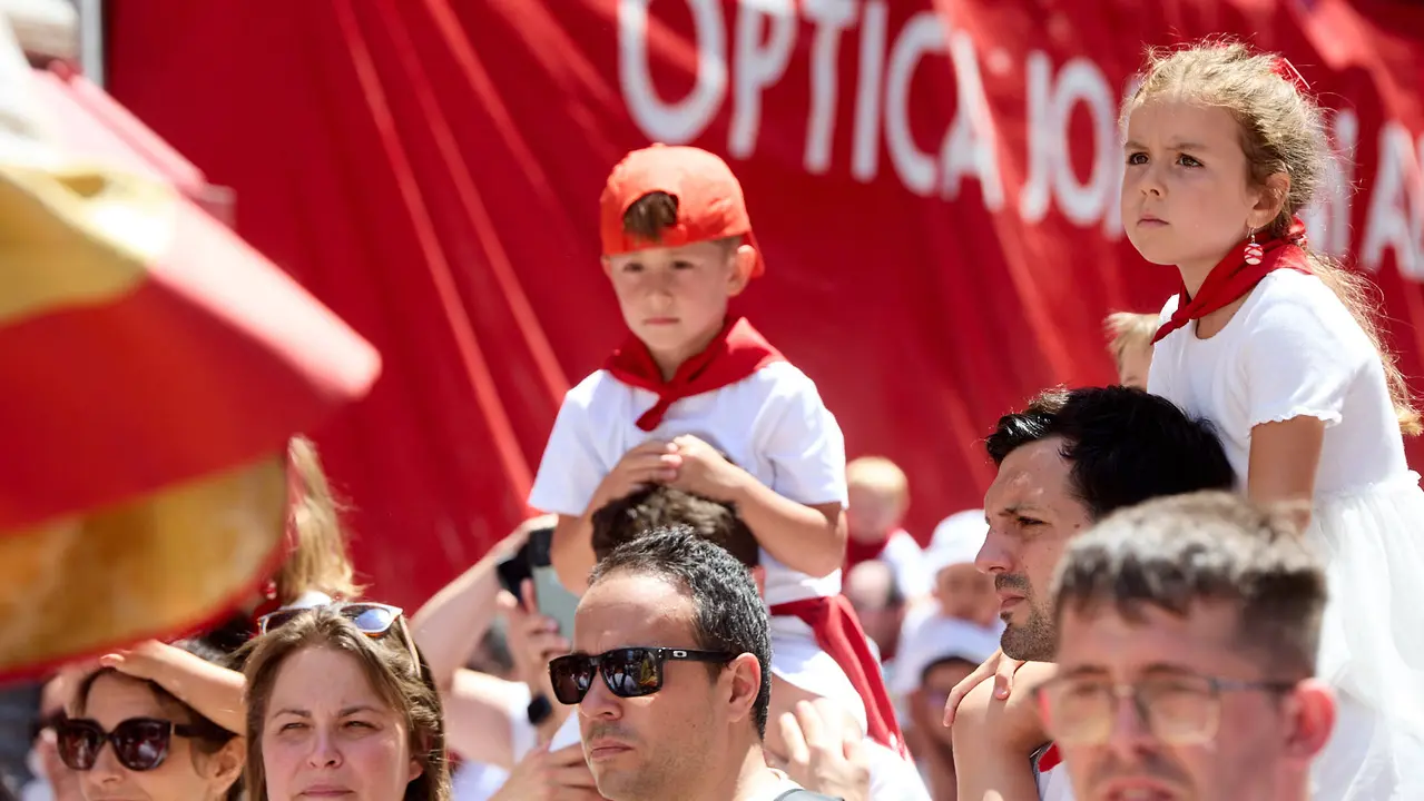 Despedida de la Comparsa de Gigantes y Cabezudos en la plaza del Ayuntamiento de Pamplona en el último día de las fiestas de San Fermín 2025. IÑIGO ALZUGARAY