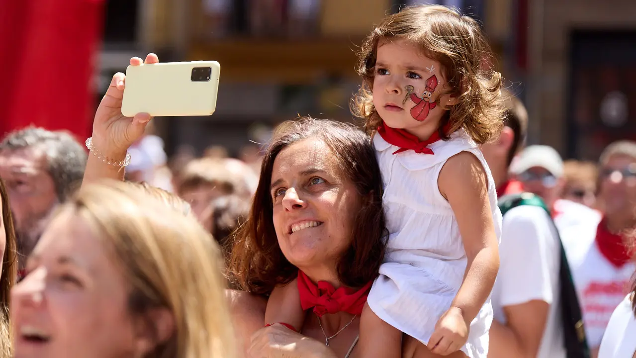 Despedida de la Comparsa de Gigantes y Cabezudos en la plaza del Ayuntamiento de Pamplona en el último día de las fiestas de San Fermín 2025. IÑIGO ALZUGARAY