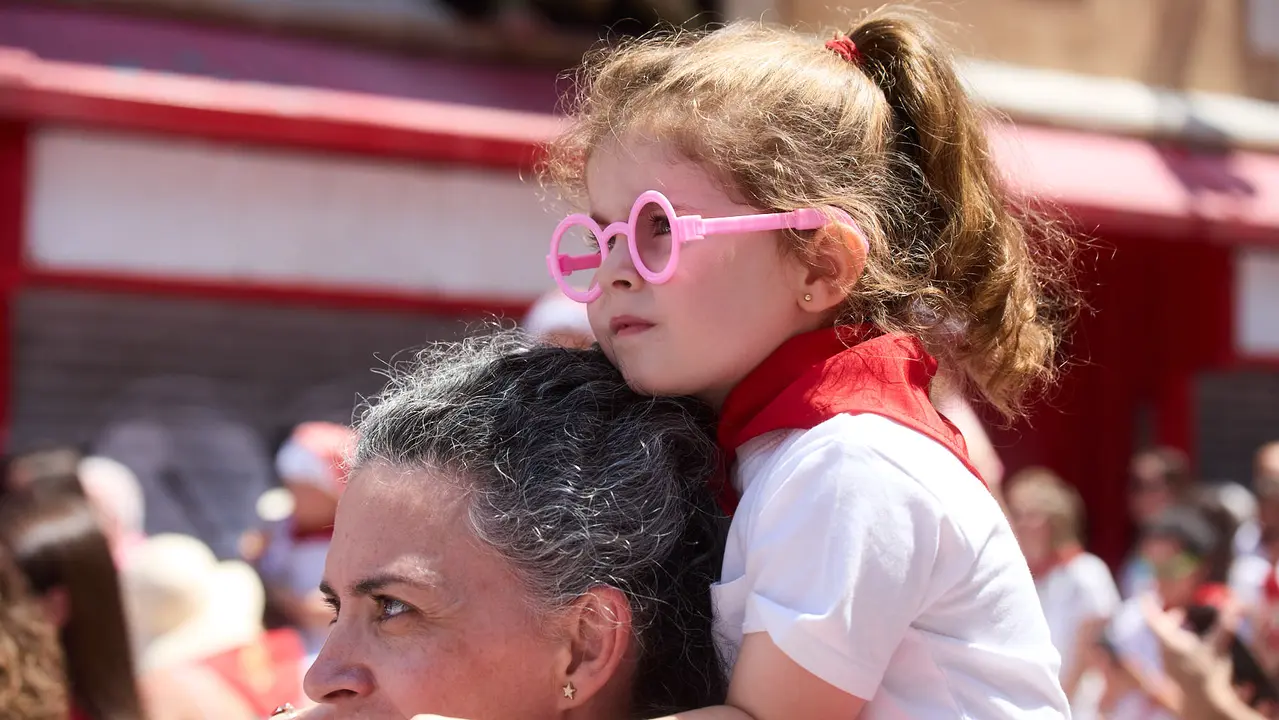 Despedida de la Comparsa de Gigantes y Cabezudos en la plaza del Ayuntamiento de Pamplona en el último día de las fiestas de San Fermín 2025. IÑIGO ALZUGARAY