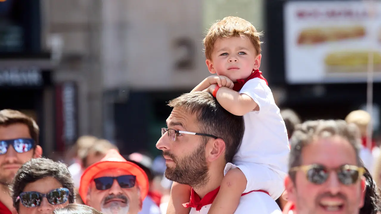 Despedida de la Comparsa de Gigantes y Cabezudos en la plaza del Ayuntamiento de Pamplona en el último día de las fiestas de San Fermín 2025. IÑIGO ALZUGARAY