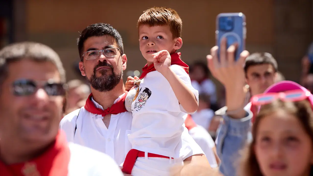 Despedida de la Comparsa de Gigantes y Cabezudos en la plaza del Ayuntamiento de Pamplona en el último día de las fiestas de San Fermín 2025. IÑIGO ALZUGARAY