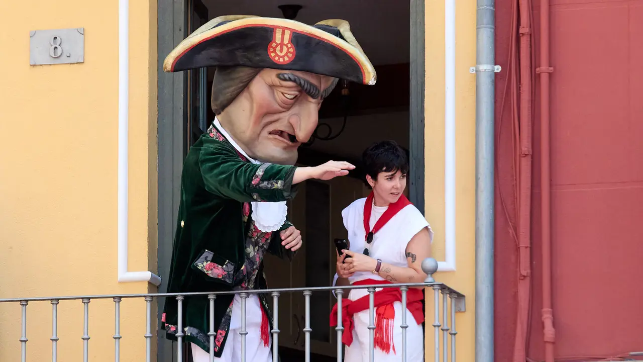 Despedida de la Comparsa de Gigantes y Cabezudos en la plaza del Ayuntamiento de Pamplona en el último día de las fiestas de San Fermín 2025. IÑIGO ALZUGARAY