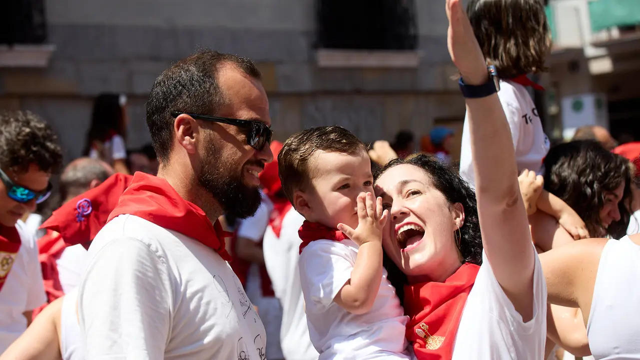 Despedida de la Comparsa de Gigantes y Cabezudos en la plaza del Ayuntamiento de Pamplona en el último día de las fiestas de San Fermín 2025. IÑIGO ALZUGARAY