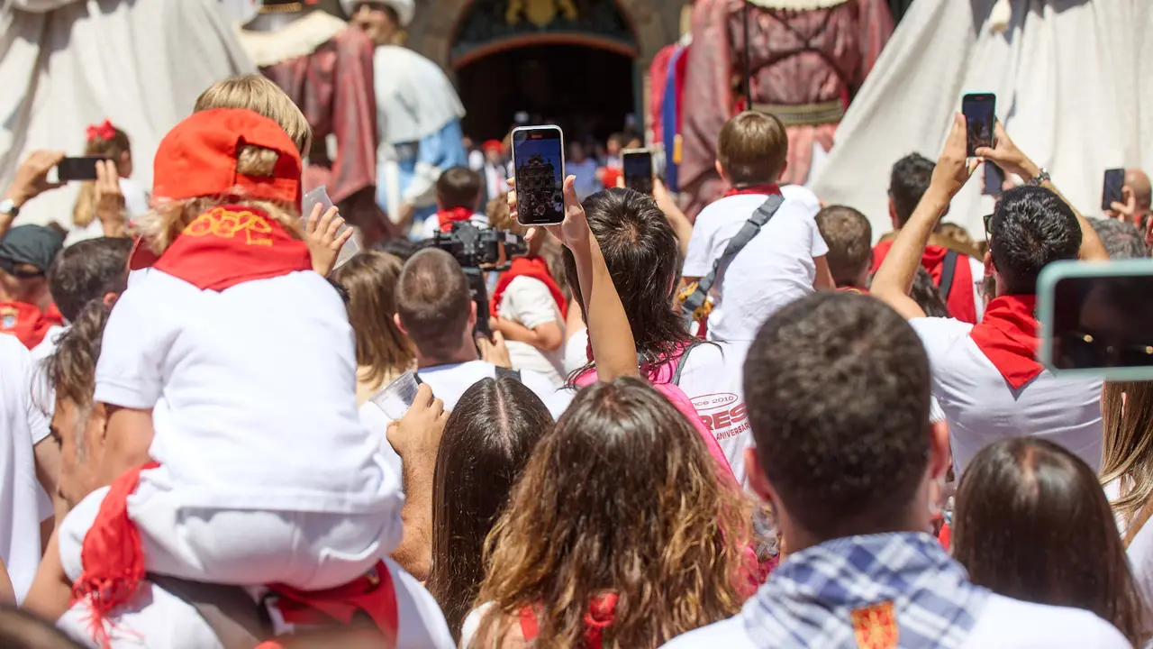Despedida de la Comparsa de Gigantes y Cabezudos en la plaza del Ayuntamiento de Pamplona en el último día de las fiestas de San Fermín 2025. IÑIGO ALZUGARAY
