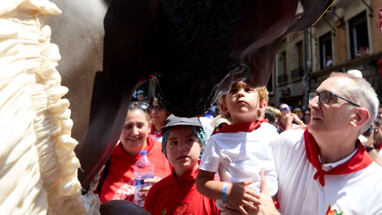 Despedida de la Comparsa de Gigantes y Cabezudos en la plaza del Ayuntamiento de Pamplona en el último día de las fiestas de San Fermín 2025. IÑIGO ALZUGARAY