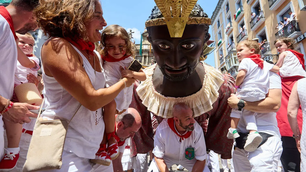 Despedida de la Comparsa de Gigantes y Cabezudos en la plaza del Ayuntamiento de Pamplona en el último día de las fiestas de San Fermín 2025. IÑIGO ALZUGARAY
