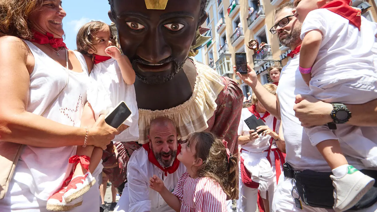 Despedida de la Comparsa de Gigantes y Cabezudos en la plaza del Ayuntamiento de Pamplona en el último día de las fiestas de San Fermín 2025. IÑIGO ALZUGARAY
