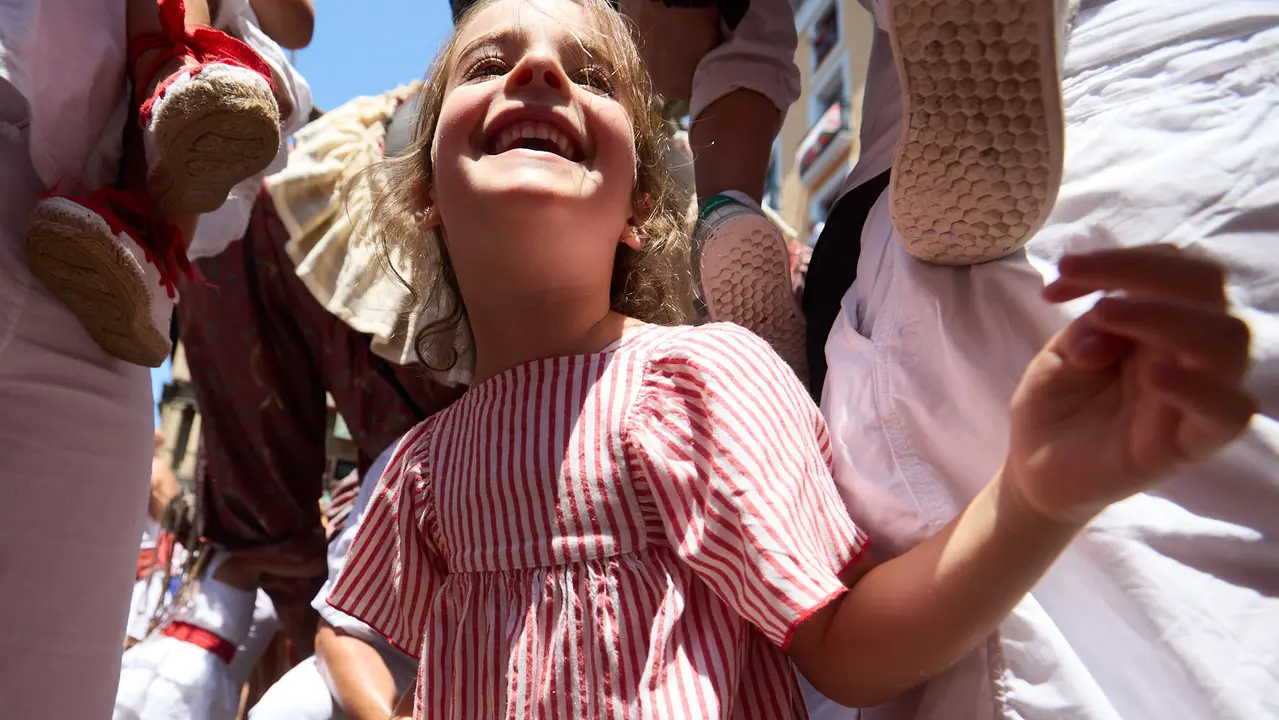 Despedida de la Comparsa de Gigantes y Cabezudos en la plaza del Ayuntamiento de Pamplona en el último día de las fiestas de San Fermín 2025. IÑIGO ALZUGARAY