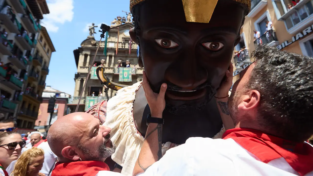 Despedida de la Comparsa de Gigantes y Cabezudos en la plaza del Ayuntamiento de Pamplona en el último día de las fiestas de San Fermín 2025. IÑIGO ALZUGARAY