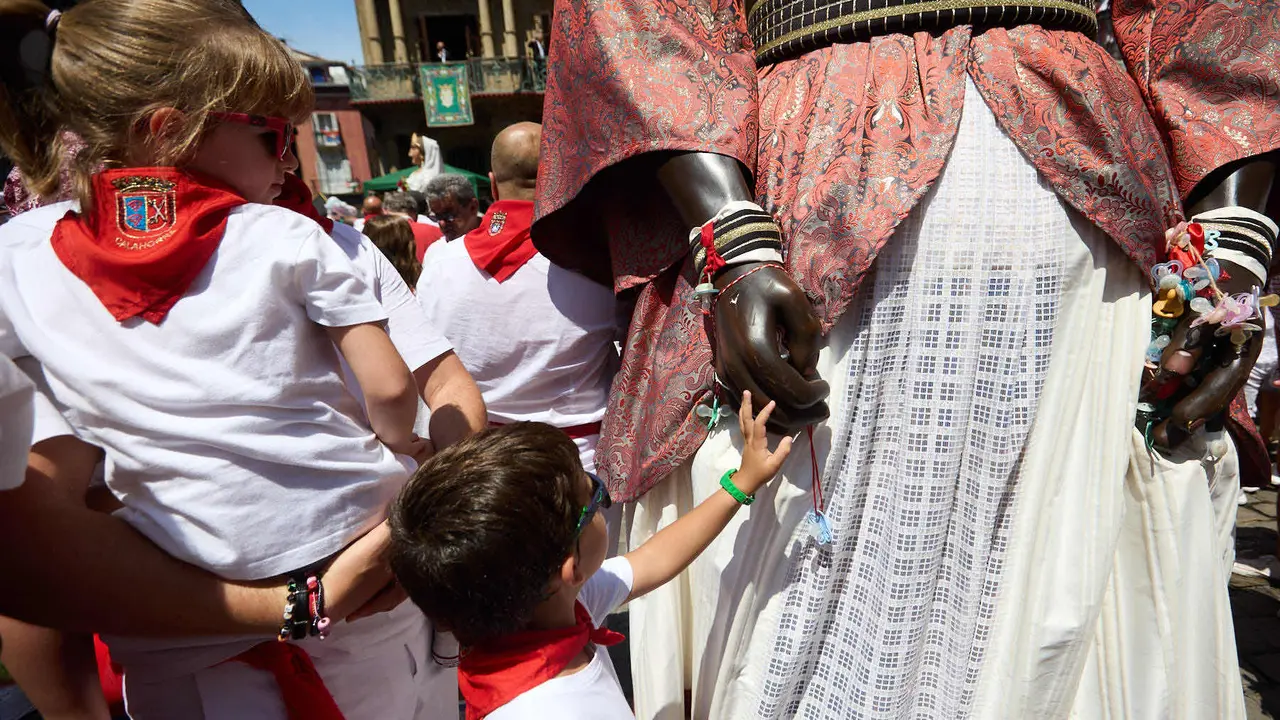 Despedida de la Comparsa de Gigantes y Cabezudos en la plaza del Ayuntamiento de Pamplona en el último día de las fiestas de San Fermín 2025. IÑIGO ALZUGARAY