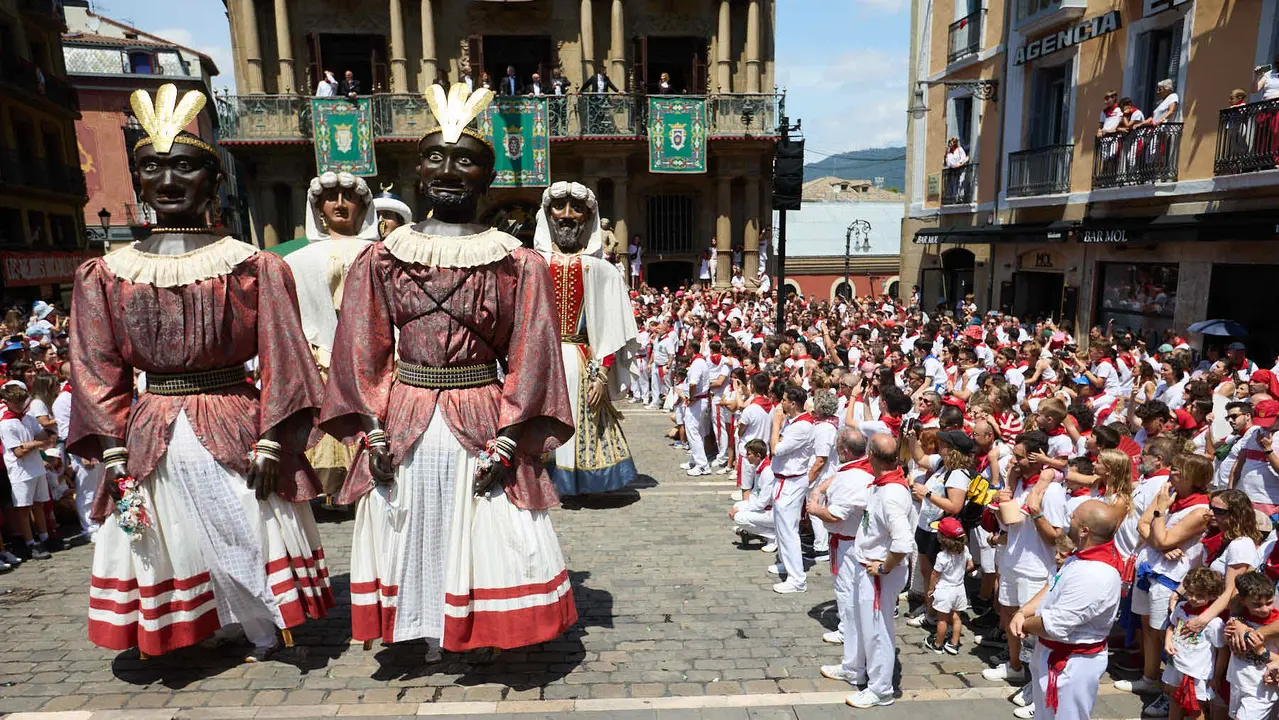 Despedida de la Comparsa de Gigantes y Cabezudos en la plaza del Ayuntamiento de Pamplona en el último día de las fiestas de San Fermín 2025. IÑIGO ALZUGARAY