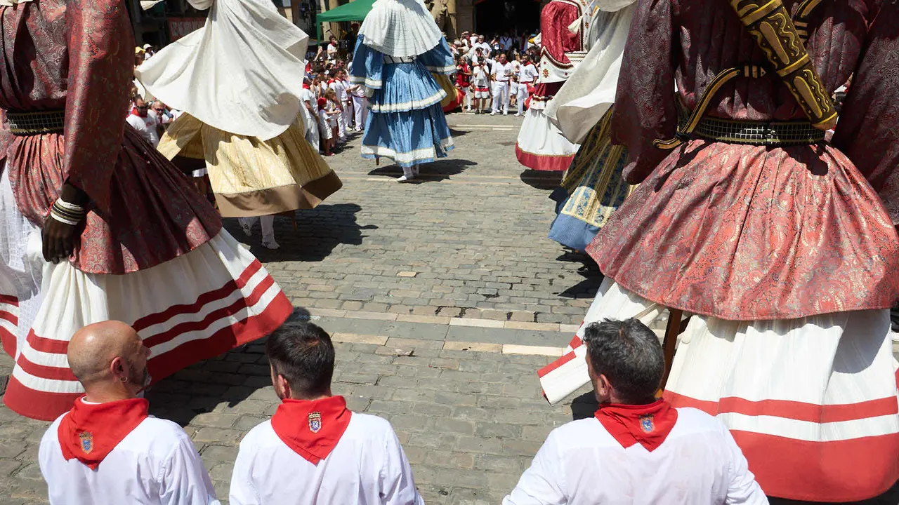 Despedida de la Comparsa de Gigantes y Cabezudos en la plaza del Ayuntamiento de Pamplona en el último día de las fiestas de San Fermín 2025. IÑIGO ALZUGARAY