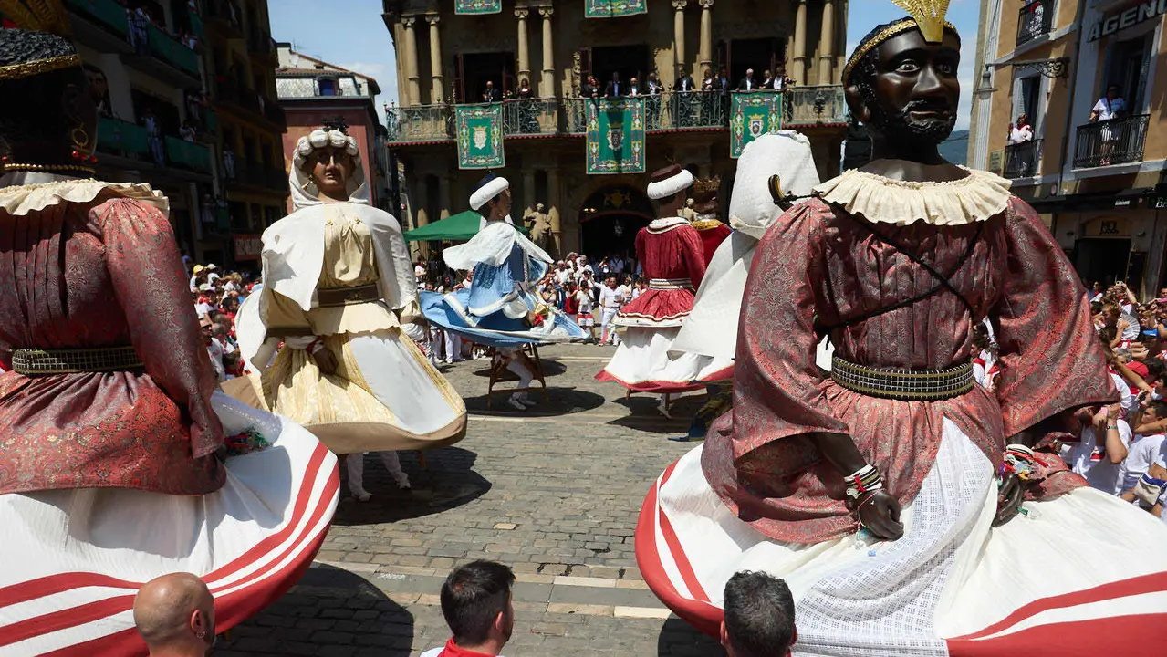 Despedida de la Comparsa de Gigantes y Cabezudos en la plaza del Ayuntamiento de Pamplona en el último día de las fiestas de San Fermín 2025. IÑIGO ALZUGARAY