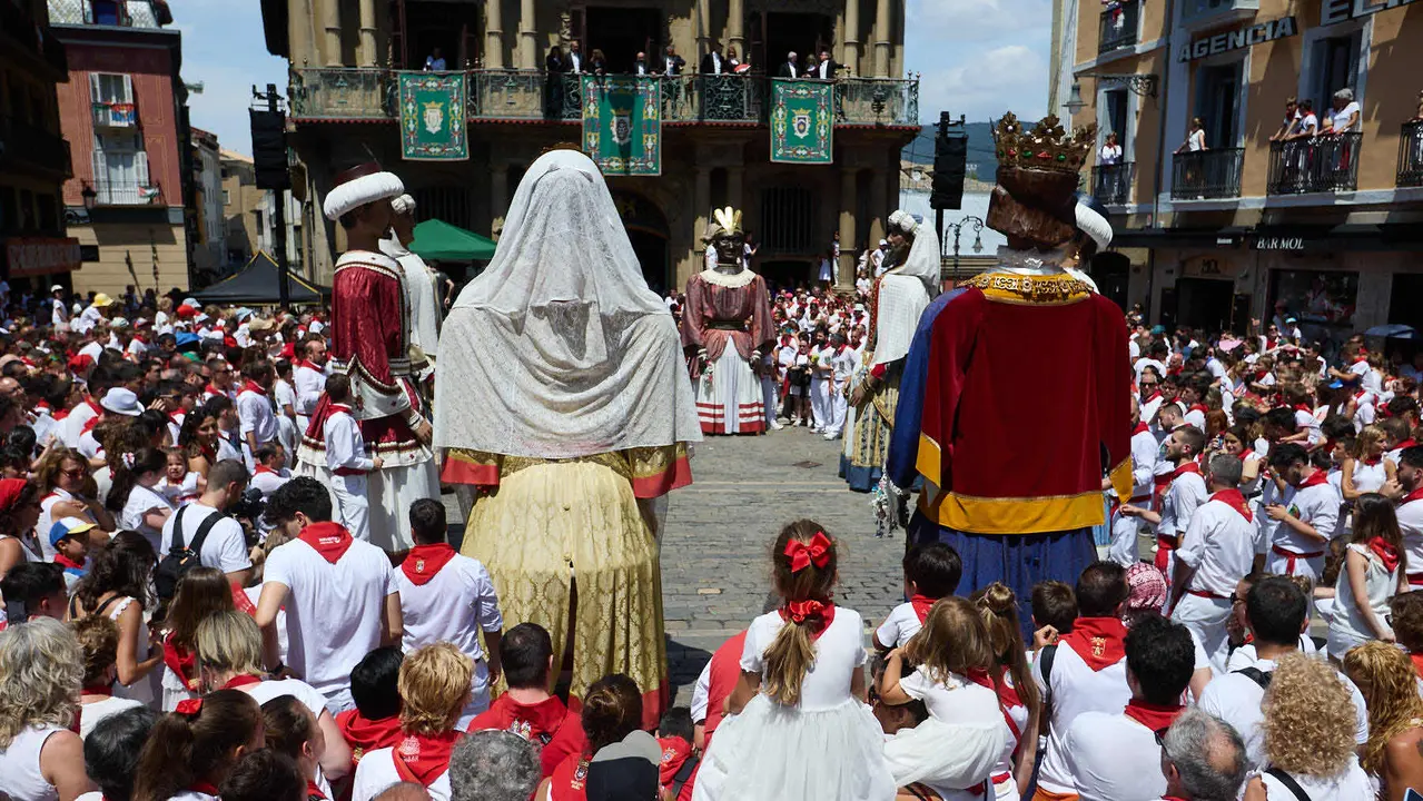 Despedida de la Comparsa de Gigantes y Cabezudos en la plaza del Ayuntamiento de Pamplona en el último día de las fiestas de San Fermín 2025. IÑIGO ALZUGARAY