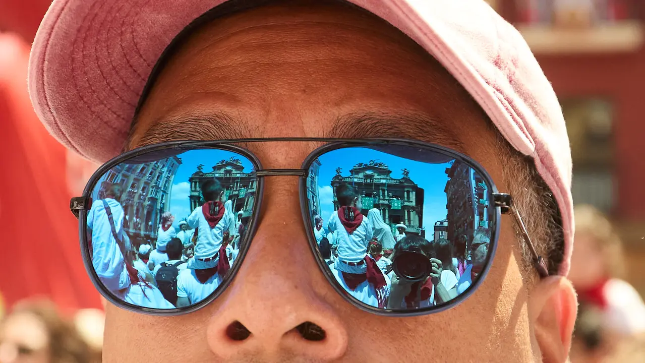 Despedida de la Comparsa de Gigantes y Cabezudos en la plaza del Ayuntamiento de Pamplona en el último día de las fiestas de San Fermín 2025. IÑIGO ALZUGARAY