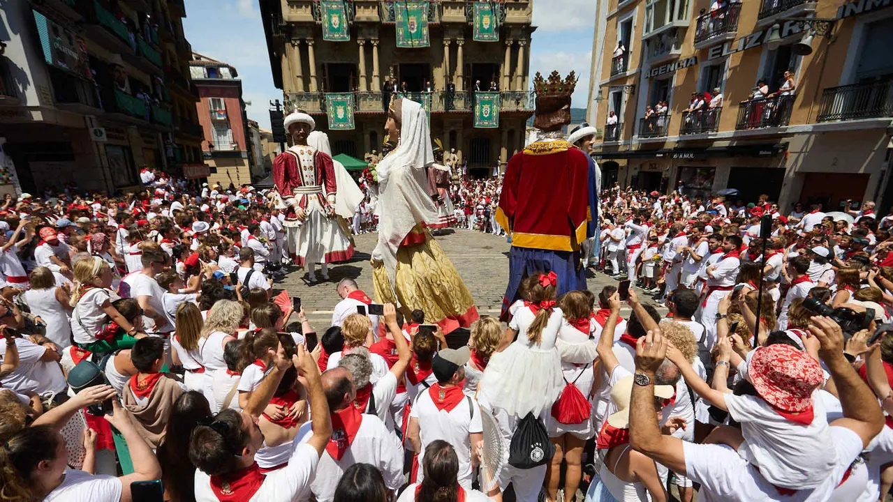 Despedida de la Comparsa de Gigantes y Cabezudos en la plaza del Ayuntamiento de Pamplona en el último día de las fiestas de San Fermín 2025. IÑIGO ALZUGARAY
