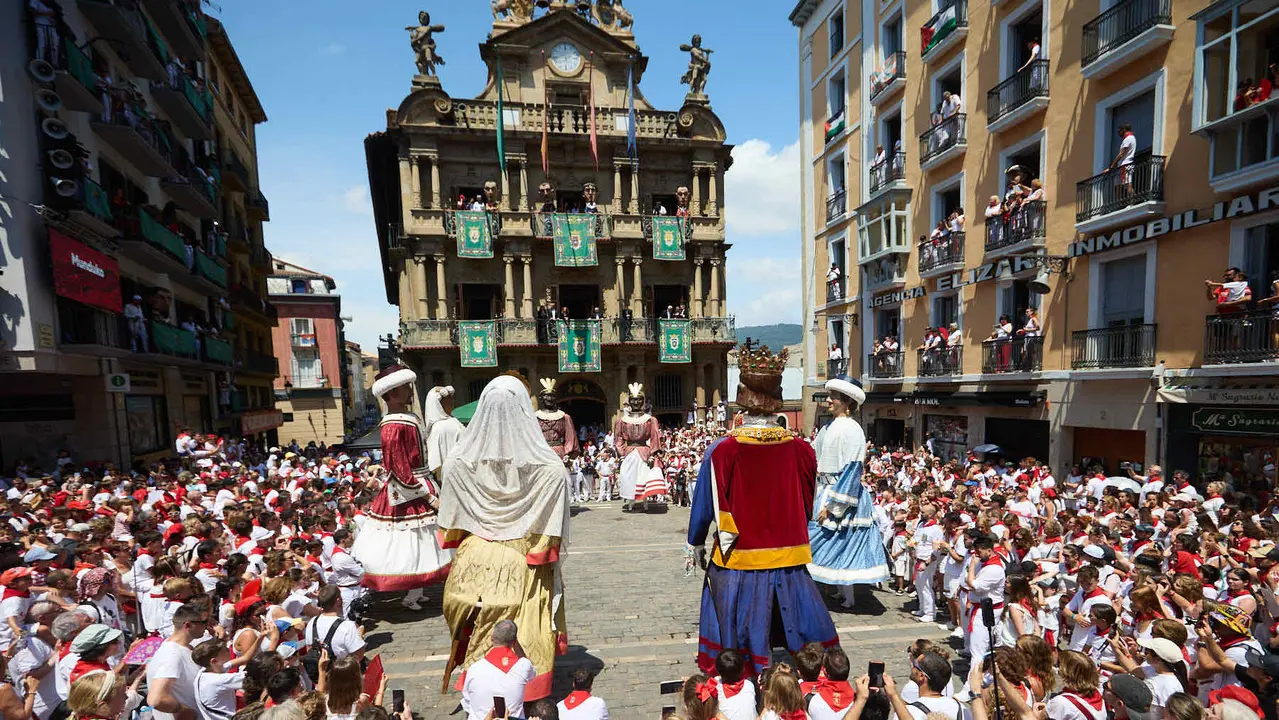 Despedida de la Comparsa de Gigantes y Cabezudos en la plaza del Ayuntamiento de Pamplona en el último día de las fiestas de San Fermín 2025. IÑIGO ALZUGARAY