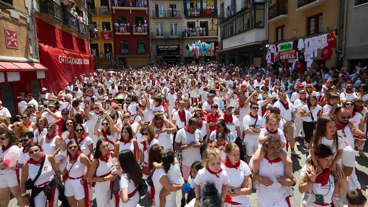 Despedida de la Comparsa de Gigantes y Cabezudos en la plaza del Ayuntamiento de Pamplona en el último día de las fiestas de San Fermín 2025. IÑIGO ALZUGARAY