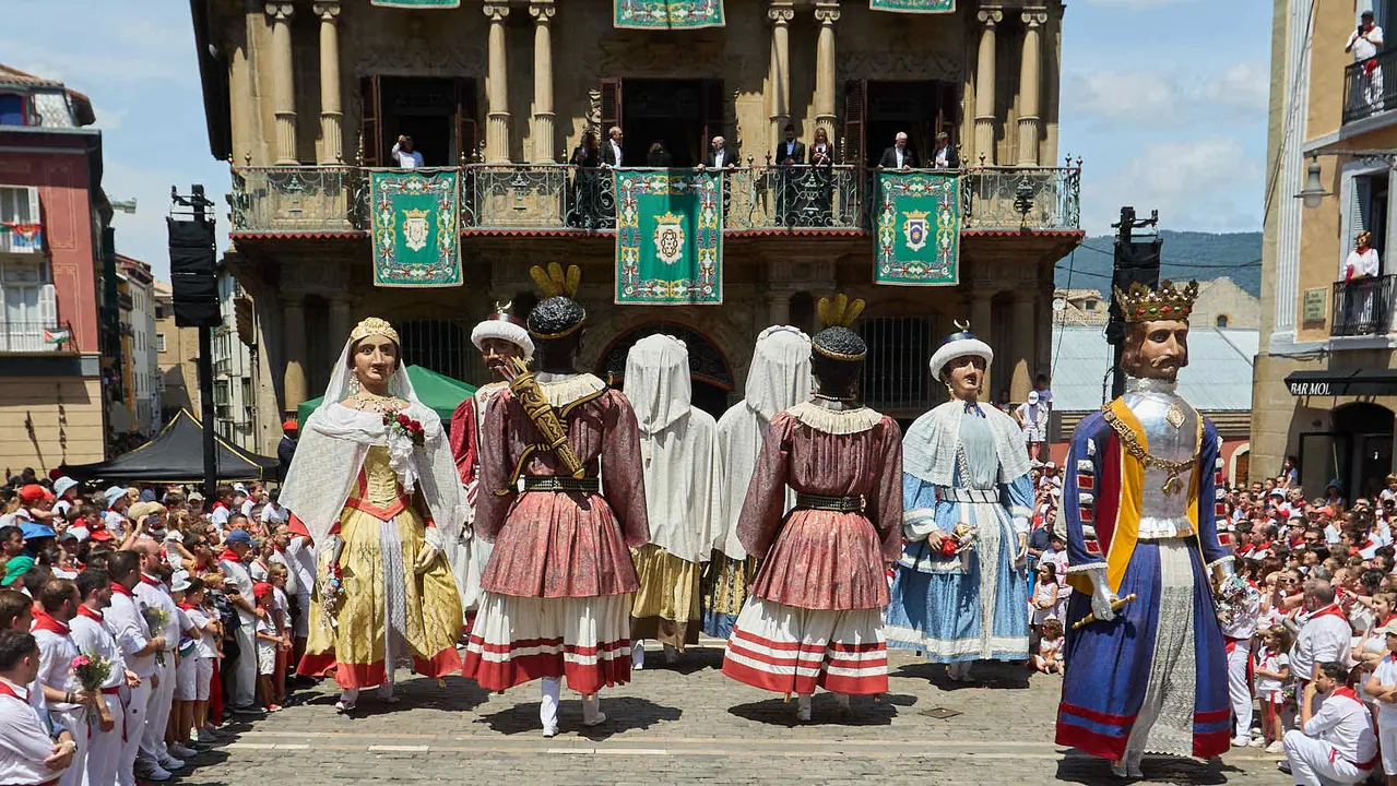 Despedida de la Comparsa de Gigantes y Cabezudos en la plaza del Ayuntamiento de Pamplona en el último día de las fiestas de San Fermín 2025. IÑIGO ALZUGARAY
