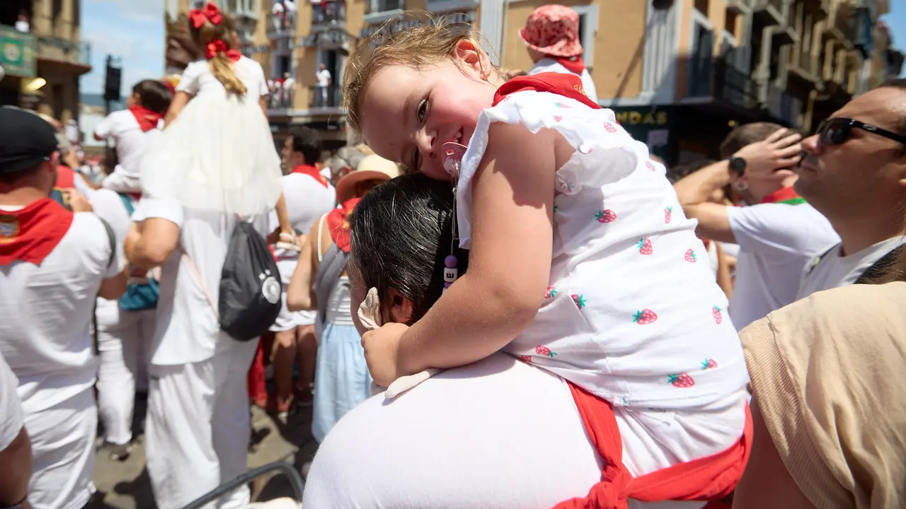 Despedida de la Comparsa de Gigantes y Cabezudos en la plaza del Ayuntamiento de Pamplona en el último día de las fiestas de San Fermín 2025. IÑIGO ALZUGARAY