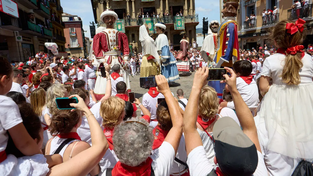 Despedida de la Comparsa de Gigantes y Cabezudos en la plaza del Ayuntamiento de Pamplona en el último día de las fiestas de San Fermín 2025. IÑIGO ALZUGARAY