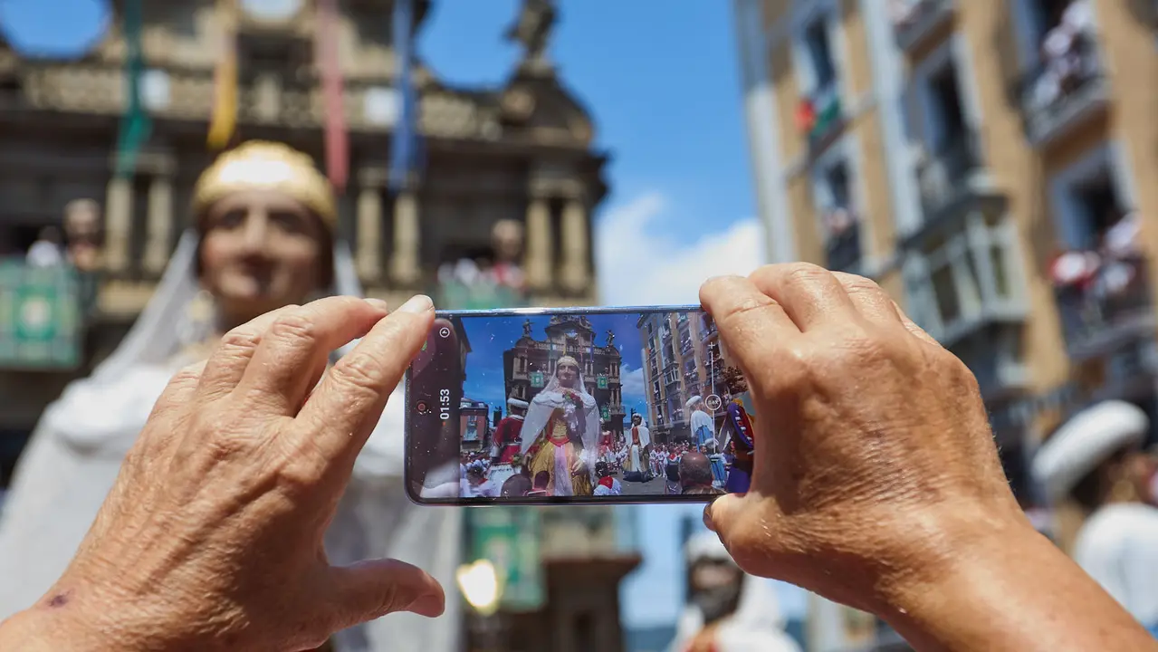 Despedida de la Comparsa de Gigantes y Cabezudos en la plaza del Ayuntamiento de Pamplona en el último día de las fiestas de San Fermín 2025. IÑIGO ALZUGARAY