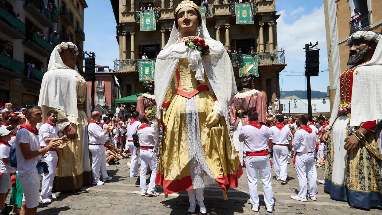 Despedida de la Comparsa de Gigantes y Cabezudos en la plaza del Ayuntamiento de Pamplona en el último día de las fiestas de San Fermín 2025. IÑIGO ALZUGARAY