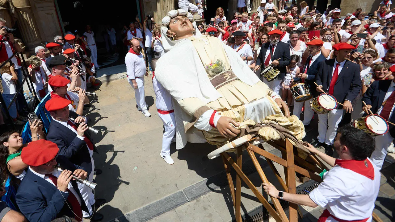 Despedida de la Comparsa de Gigantes y Cabezudos en la plaza del Ayuntamiento de Pamplona en el último día de las fiestas de San Fermín 2025. IÑIGO ALZUGARAY