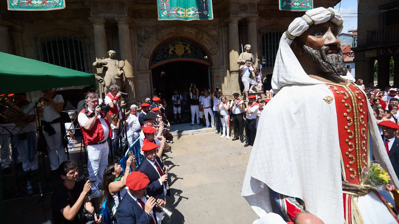 Despedida de la Comparsa de Gigantes y Cabezudos en la plaza del Ayuntamiento de Pamplona en el último día de las fiestas de San Fermín 2025. IÑIGO ALZUGARAY