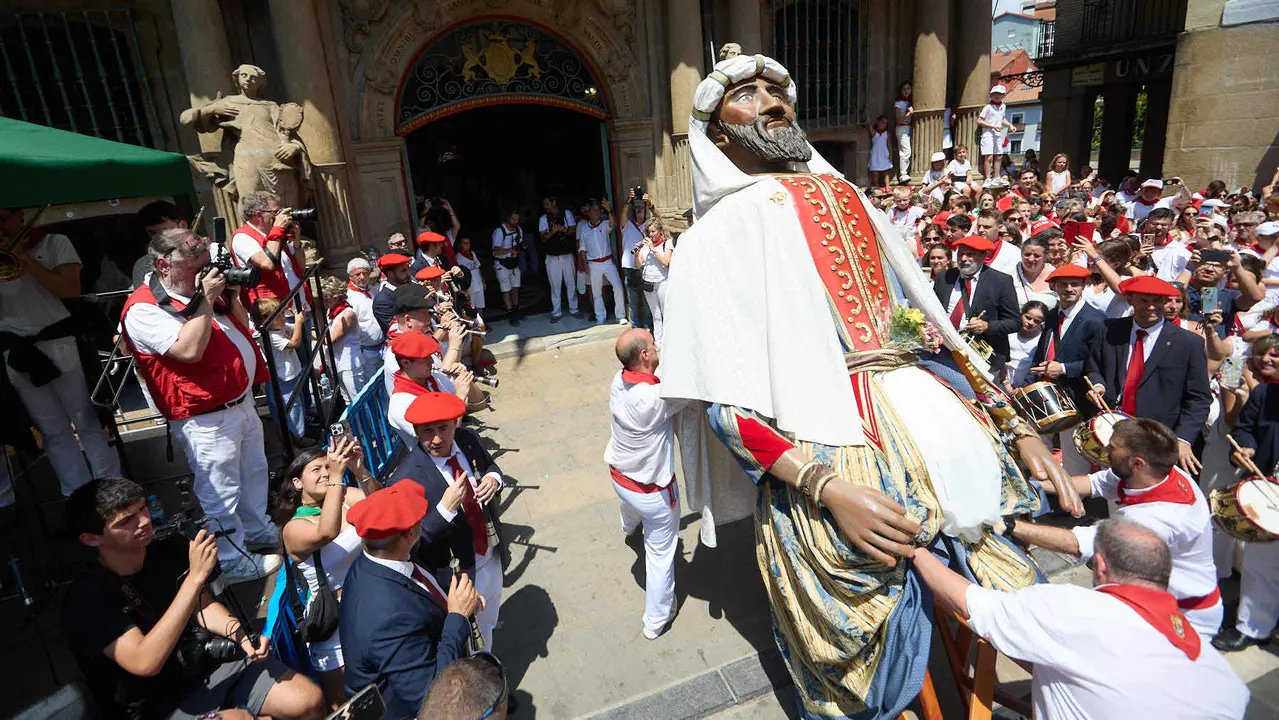 Despedida de la Comparsa de Gigantes y Cabezudos en la plaza del Ayuntamiento de Pamplona en el último día de las fiestas de San Fermín 2025. IÑIGO ALZUGARAY