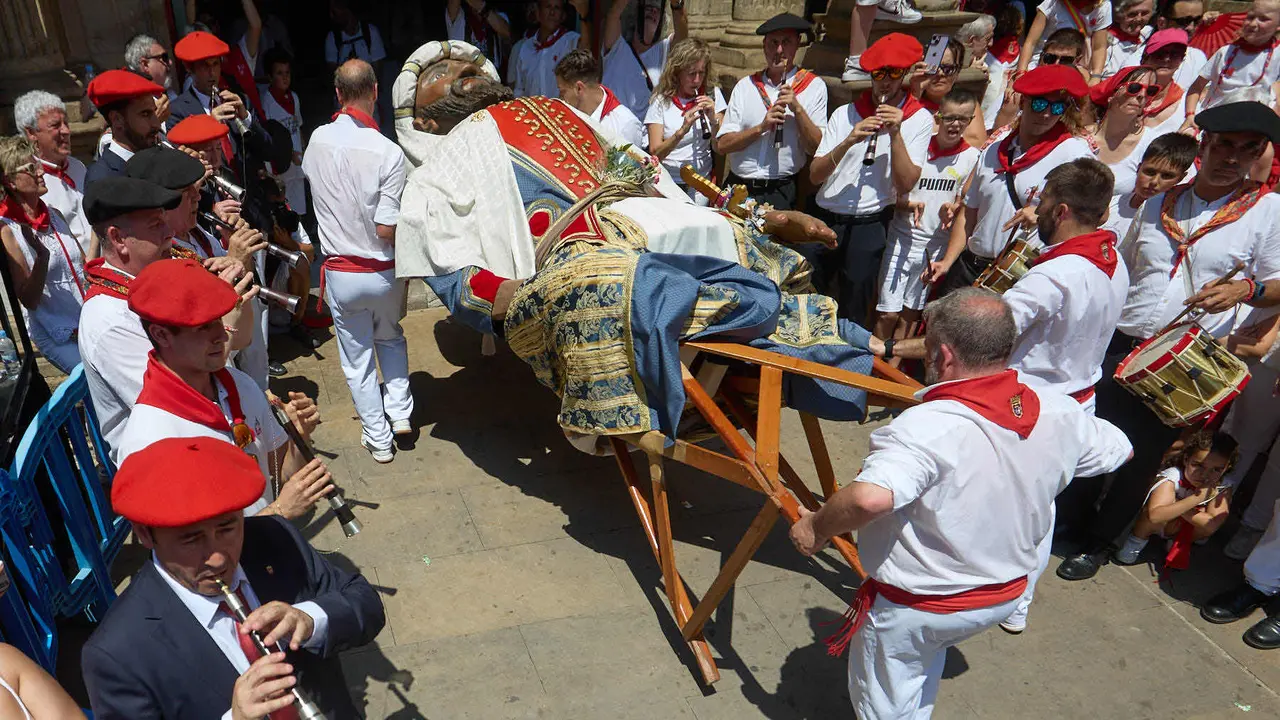 Despedida de la Comparsa de Gigantes y Cabezudos en la plaza del Ayuntamiento de Pamplona en el último día de las fiestas de San Fermín 2025. IÑIGO ALZUGARAY