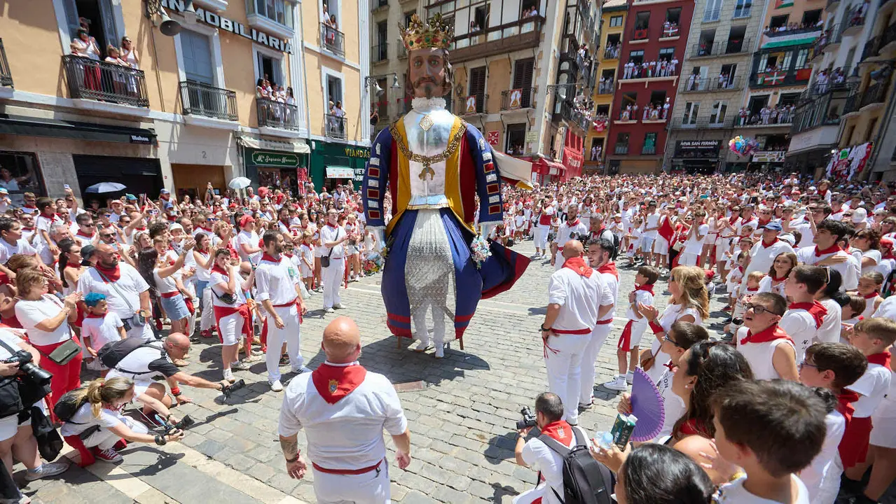 Despedida de la Comparsa de Gigantes y Cabezudos en la plaza del Ayuntamiento de Pamplona en el último día de las fiestas de San Fermín 2025. IÑIGO ALZUGARAY