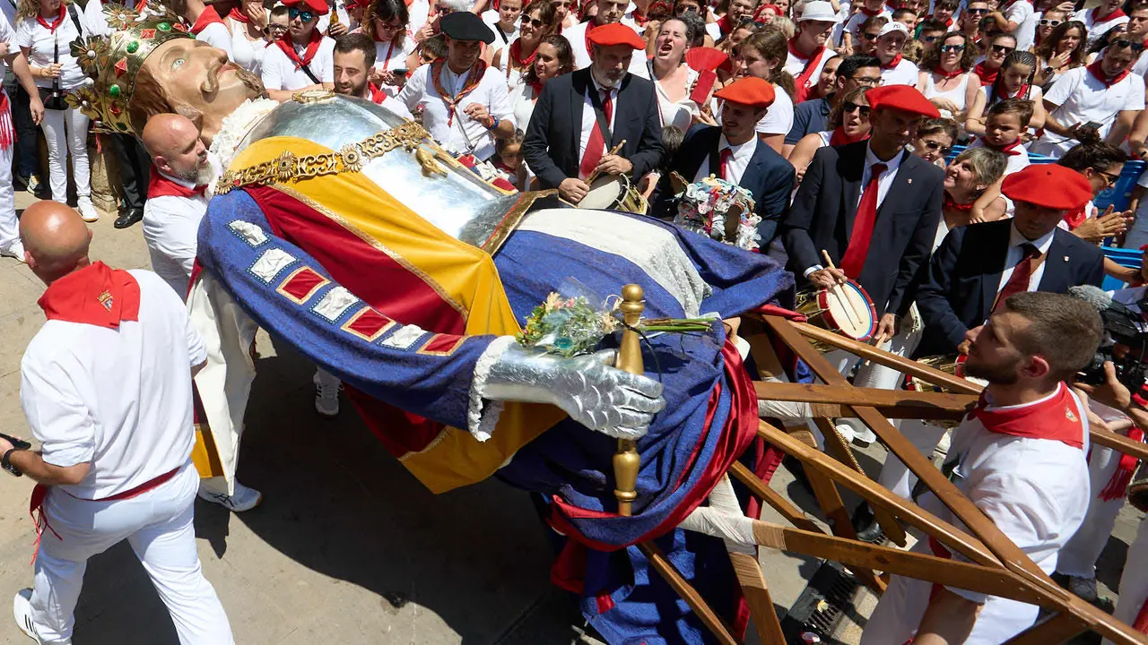 Despedida de la Comparsa de Gigantes y Cabezudos en la plaza del Ayuntamiento de Pamplona en el último día de las fiestas de San Fermín 2025. IÑIGO ALZUGARAY
