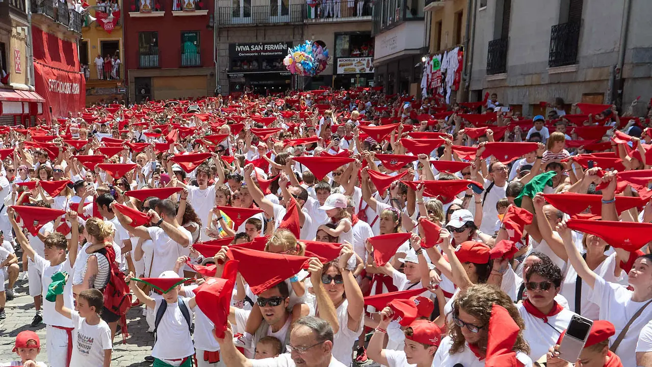 Despedida de la Comparsa de Gigantes y Cabezudos en la plaza del Ayuntamiento de Pamplona en el último día de las fiestas de San Fermín 2025. IÑIGO ALZUGARAY