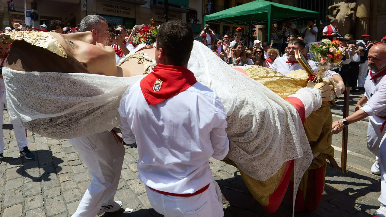 Despedida de la Comparsa de Gigantes y Cabezudos en la plaza del Ayuntamiento de Pamplona en el último día de las fiestas de San Fermín 2025. IÑIGO ALZUGARAY