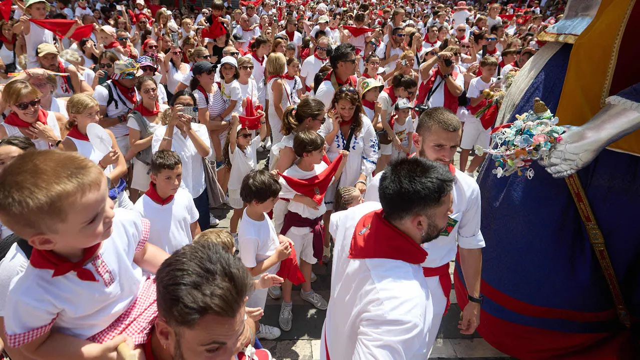 Despedida de la Comparsa de Gigantes y Cabezudos en la plaza del Ayuntamiento de Pamplona en el último día de las fiestas de San Fermín 2025. IÑIGO ALZUGARAY