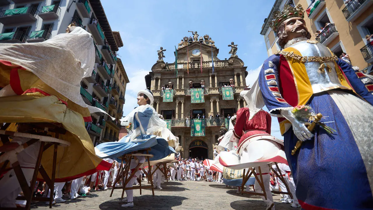 Despedida de la Comparsa de Gigantes y Cabezudos en la plaza del Ayuntamiento de Pamplona en el último día de las fiestas de San Fermín 2025. IÑIGO ALZUGARAY