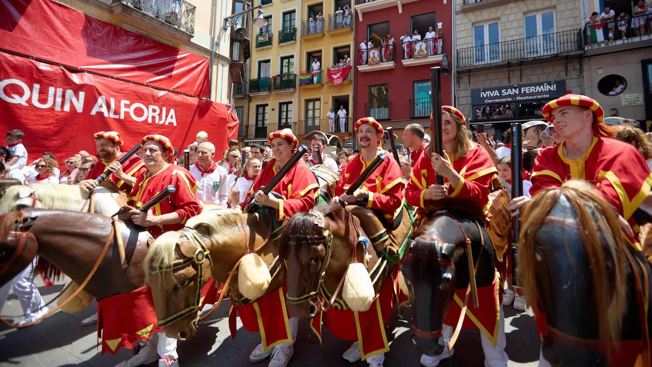 Despedida de la Comparsa de Gigantes y Cabezudos en la plaza del Ayuntamiento de Pamplona en el último día de las fiestas de San Fermín 2025. IÑIGO ALZUGARAY