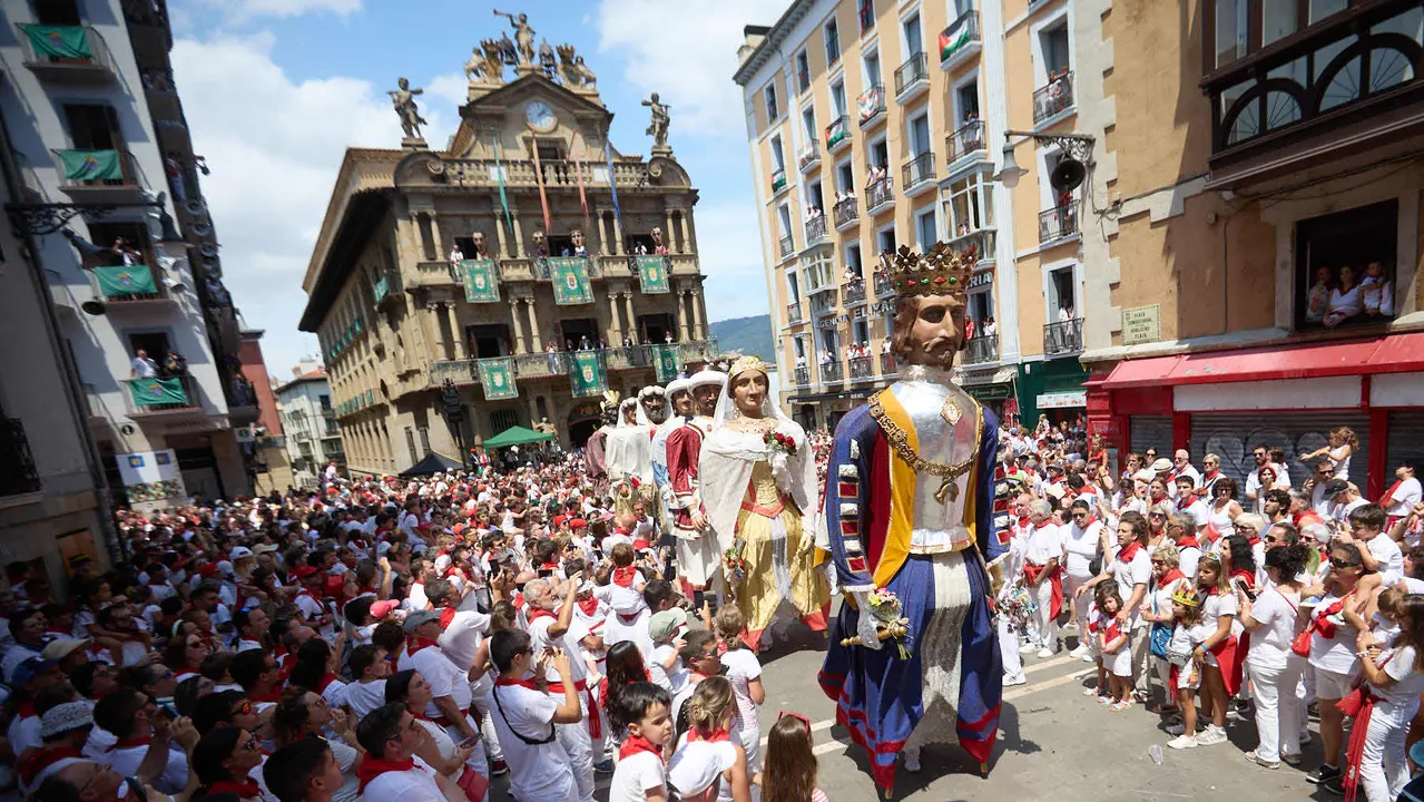 Despedida de la Comparsa de Gigantes y Cabezudos en la plaza del Ayuntamiento de Pamplona en el último día de las fiestas de San Fermín 2025. IÑIGO ALZUGARAY