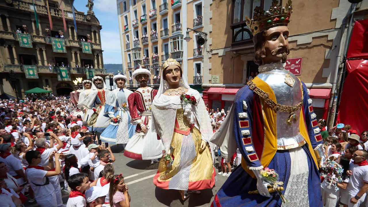 Despedida de la Comparsa de Gigantes y Cabezudos en la plaza del Ayuntamiento de Pamplona en el último día de las fiestas de San Fermín 2025. IÑIGO ALZUGARAY