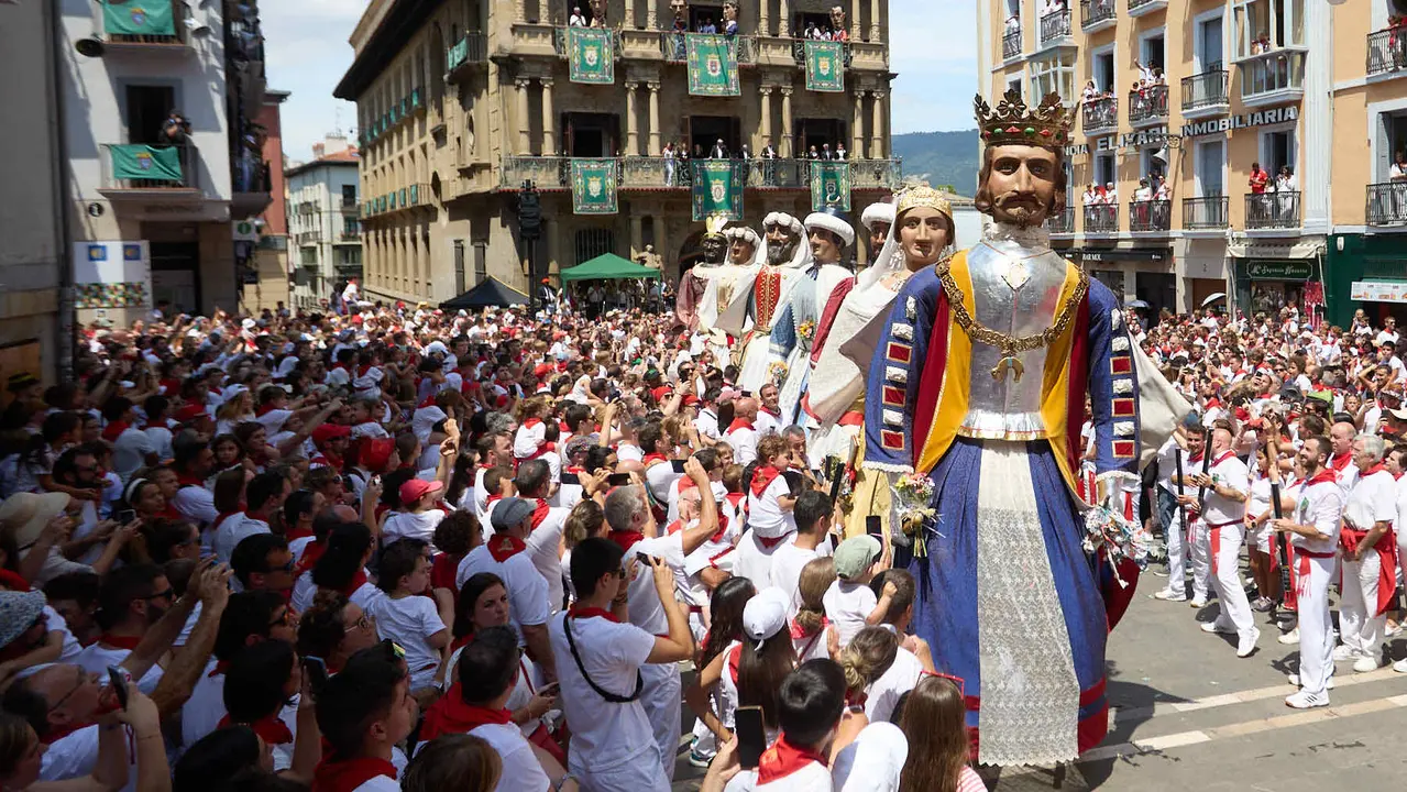 Despedida de la Comparsa de Gigantes y Cabezudos en la plaza del Ayuntamiento de Pamplona en el último día de las fiestas de San Fermín 2025. IÑIGO ALZUGARAY