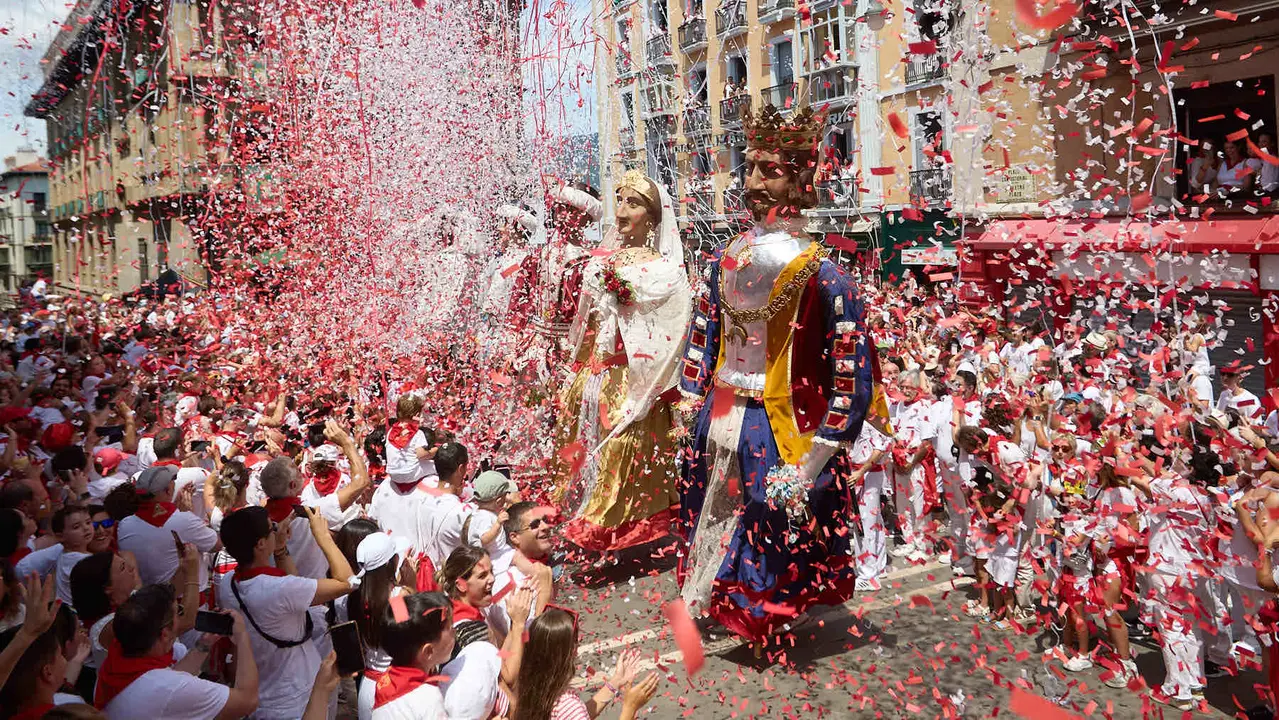Despedida de la Comparsa de Gigantes y Cabezudos en la plaza del Ayuntamiento de Pamplona en el último día de las fiestas de San Fermín 2025. IÑIGO ALZUGARAY