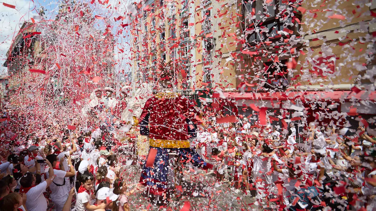Despedida de la Comparsa de Gigantes y Cabezudos en la plaza del Ayuntamiento de Pamplona en el último día de las fiestas de San Fermín 2025. IÑIGO ALZUGARAY