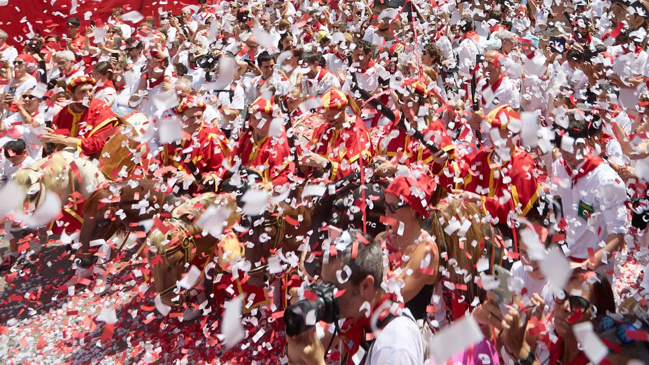 Despedida de la Comparsa de Gigantes y Cabezudos en la plaza del Ayuntamiento de Pamplona en el último día de las fiestas de San Fermín 2025. IÑIGO ALZUGARAY